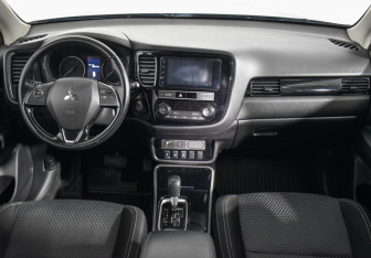 Подержанный автомобиль Mitsubishi Outlander 2019 года (13 фото)