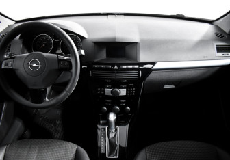 Подержанный автомобиль Opel Astra Sedan 2010 года (14 фото)