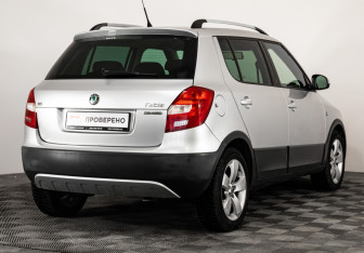 Подержанный автомобиль Skoda Fabia Hatchback 2011 года (5 фото)