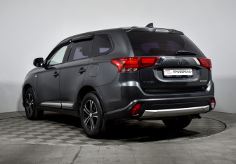 Подержанный автомобиль Mitsubishi Outlander 2018 года (7 фото)
