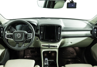 Подержанный автомобиль Volvo XC40 2021 года (13 фото)
