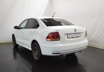Подержанный автомобиль Volkswagen Polo Sedan 2015 года (7 фото)