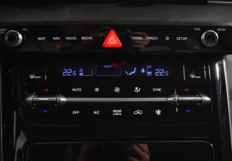 Подержанный автомобиль Kia Carnival 2020 года (17 фото)
