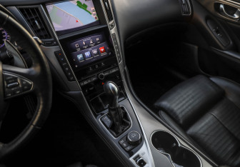 Подержанный автомобиль Infiniti Q50 2016 года (22 фото)