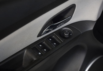 Подержанный автомобиль Chevrolet Cruze Hatchback 2012 года (17 фото)