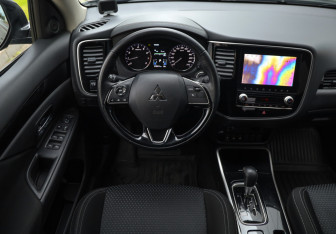 Подержанный автомобиль Mitsubishi Outlander 2021 года (12 фото)