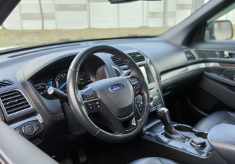 Подержанный автомобиль Ford Explorer 2018 года (17 фото)
