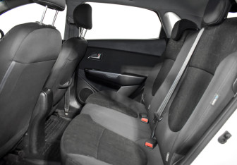 Подержанный автомобиль Kia Rio Hatchback 2016 года (12 фото)