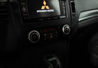 Подержанный автомобиль Mitsubishi Pajero 2013 года (17 фото)