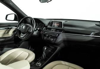Подержанный автомобиль BMW X1 2015 года (9 фото)