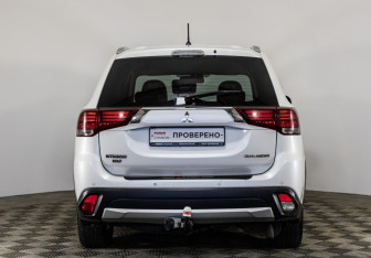 Подержанный автомобиль Mitsubishi Outlander 2015 года (6 фото)