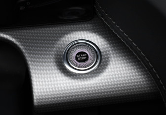 Подержанный автомобиль Hongqi H5 2024 года (17 фото)