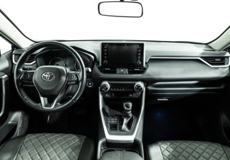 Подержанный автомобиль Toyota RAV4 2020 года (13 фото)
