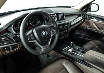 Подержанный автомобиль BMW X5 2015 года (11 фото)