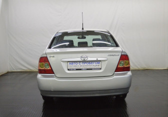 Подержанный автомобиль Toyota Corolla Sedan 2005 года (6 фото)