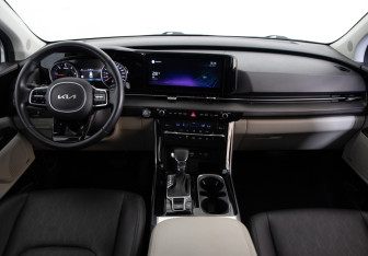 Подержанный автомобиль Kia Carnival 2022 года (10 фото)