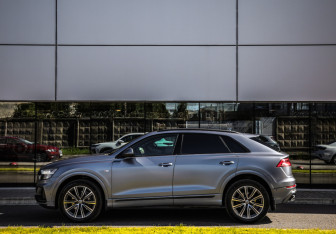 Подержанный автомобиль Audi Q8 2019 года (9 фото)