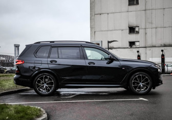 Подержанный автомобиль BMW X7 2023 года (5 фото)