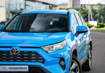 Подержанный автомобиль Toyota RAV4 2021 года (2 фото)