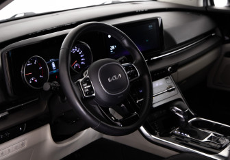 Подержанный автомобиль Kia Carnival 2022 года (23 фото)