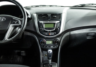 Подержанный автомобиль Hyundai Solaris Hatchback 2012 года (14 фото)