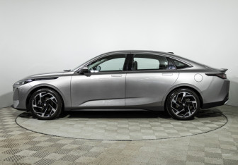 Подержанный автомобиль Changan Lamore 2023 года (8 фото)