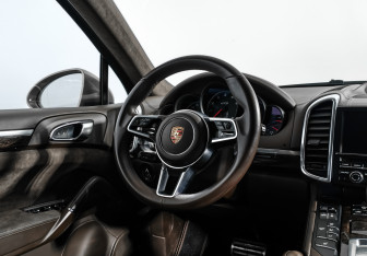 Подержанный автомобиль Porsche Cayenne 2015 года (18 фото)