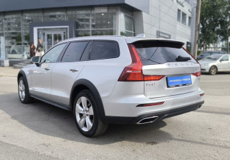 Подержанный автомобиль Volvo V60 Cross Country 2019 года (6 фото)