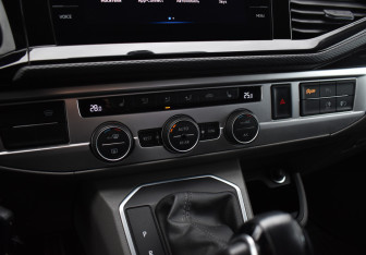 Подержанный автомобиль Volkswagen Caravelle 2021 года (12 фото)