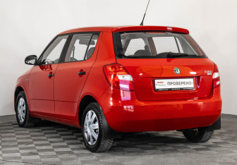 Подержанный автомобиль Skoda Fabia Hatchback 2010 года (7 фото)