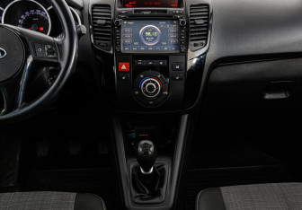 Подержанный автомобиль Kia Venga 2012 года (13 фото)