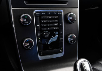 Подержанный автомобиль Volvo S60 2013 года (16 фото)