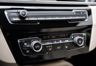 Подержанный автомобиль BMW X1 2021 года (17 фото)