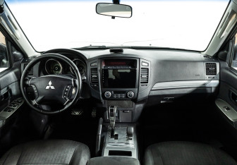 Подержанный автомобиль Mitsubishi Pajero 2011 года (13 фото)
