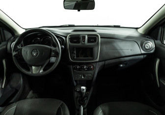 Подержанный автомобиль Renault Sandero 2015 года (13 фото)