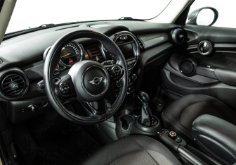 Подержанный автомобиль MINI Hatch 2016 года (11 фото)