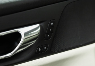 Подержанный автомобиль Volvo V60 2018 года (15 фото)