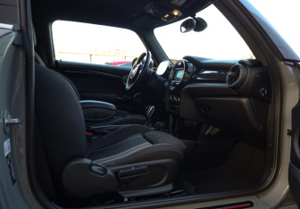 Подержанный автомобиль MINI Hatch 2020 года (26 фото)