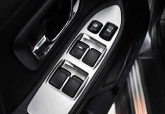 Подержанный автомобиль Mitsubishi Pajero 2011 года (10 фото)