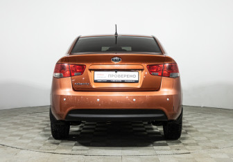 Подержанный автомобиль Kia Cerato Sedan 2011 года (6 фото)