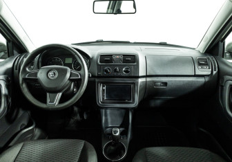 Подержанный автомобиль Skoda Fabia Hatchback 2014 года (13 фото)