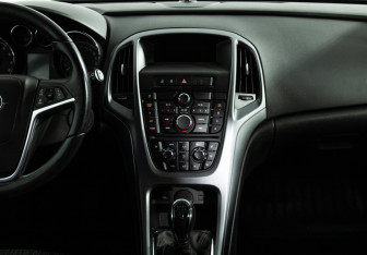 Подержанный автомобиль Opel Astra Wagon 2013 года (14 фото)