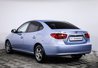 Подержанный автомобиль Hyundai Elantra Sedan 2010 года (7 фото)