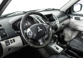 Подержанный автомобиль Mitsubishi Pajero Sport 2013 года (11 фото)
