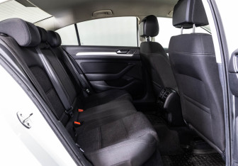 Подержанный автомобиль Volkswagen Passat Sedan 2016 года (32 фото)