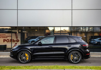 Подержанный автомобиль Porsche Cayenne 2019 года (9 фото)