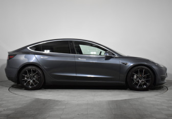 Подержанный автомобиль Tesla Model 3 2019 года (4 фото)