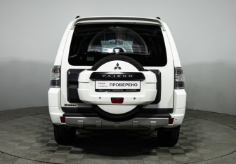 Подержанный автомобиль Mitsubishi Pajero 2013 года (6 фото)