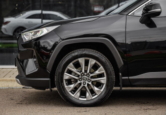 Подержанный автомобиль Toyota RAV4 2022 года (10 фото)