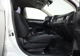 Подержанный автомобиль Mitsubishi Outlander 2018 года (22 фото)